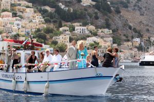 17-09-2009 SHOWBIZZ; MANUELA KEMP EN TJERK LAMMERS GETROUWD IN SYMI GRIEKENLAND. Het was een droomhuwelijk in de Middellandse zee met een aantal kleurrijke gasten waaronder Frederique Spigt, Xandra en Lola Brood, Henk Temming en Henk en Louise Schiffmacher.De Griekse god van het weer Apollo was hun goed gezind en gaf hun deze dag alle sferen die mogelijk waren, regen,zon,bewolkt en daarna een prachtige blauwe lucht met wederom veel zon. De officieuze ambtenaar Henk Schiffmacher voltrok de huwelijksvoltrekking zoals geen ander dat zo doen op het prachtige Agios Marina eiland. Al met al een zeer bijzonder feest dat tot de late uurtjes werd afgesloten met nog een flesje Champie. Het bijzondere feestelijke verhaal vindt u deze week in weekblad Prive opgetekend door Jordy de Reus.
foto: Albert den Iseger.