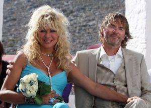 17-09-2009 SHOWBIZZ; MANUELA KEMP EN TJERK LAMMERS GETROUWD IN SYMI GRIEKENLAND. Het was een droomhuwelijk in de Middellandse zee met een aantal kleurrijke gasten waaronder Frederique Spigt, Xandra en Lola Brood, Henk Temming en Henk en Louise Schiffmacher.De Griekse god van het weer Apollo was hun goed gezind en gaf hun deze dag alle sferen die mogelijk waren, regen,zon,bewolkt en daarna een prachtige blauwe lucht met wederom veel zon. De officieuze ambtenaar Henk Schiffmacher voltrok de huwelijksvoltrekking zoals geen ander dat zo doen op het prachtige Agios Marina eiland. Al met al een zeer bijzonder feest dat tot de late uurtjes werd afgesloten met nog een flesje Champie. Het bijzondere feestelijke verhaal vindt u deze week in weekblad Prive opgetekend door Jordy de Reus.
foto: Albert den Iseger.