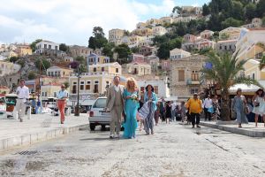 17-09-2009 SHOWBIZZ; MANUELA KEMP EN TJERK LAMMERS GETROUWD IN SYMI GRIEKENLAND. Het was een droomhuwelijk in de Middellandse zee met een aantal kleurrijke gasten waaronder Frederique Spigt, Xandra en Lola Brood, Henk Temming en Henk en Louise Schiffmacher.De Griekse god van het weer Apollo was hun goed gezind en gaf hun deze dag alle sferen die mogelijk waren, regen,zon,bewolkt en daarna een prachtige blauwe lucht met wederom veel zon. De officieuze ambtenaar Henk Schiffmacher voltrok de huwelijksvoltrekking zoals geen ander dat zo doen op het prachtige Agios Marina eiland. Al met al een zeer bijzonder feest dat tot de late uurtjes werd afgesloten met nog een flesje Champie. Het bijzondere feestelijke verhaal vindt u deze week in weekblad Prive opgetekend door Jordy de Reus.
foto: Albert den Iseger.