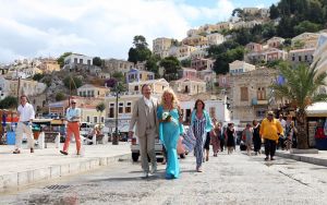 17-09-2009 SHOWBIZZ; MANUELA KEMP EN TJERK LAMMERS GETROUWD IN SYMI GRIEKENLAND. Het was een droomhuwelijk in de Middellandse zee met een aantal kleurrijke gasten waaronder Frederique Spigt, Xandra en Lola Brood, Henk Temming en Henk en Louise Schiffmacher.De Griekse god van het weer Apollo was hun goed gezind en gaf hun deze dag alle sferen die mogelijk waren, regen,zon,bewolkt en daarna een prachtige blauwe lucht met wederom veel zon. De officieuze ambtenaar Henk Schiffmacher voltrok de huwelijksvoltrekking zoals geen ander dat zo doen op het prachtige Agios Marina eiland. Al met al een zeer bijzonder feest dat tot de late uurtjes werd afgesloten met nog een flesje Champie. Het bijzondere feestelijke verhaal vindt u deze week in weekblad Prive opgetekend door Jordy de Reus.
foto: Albert den Iseger.