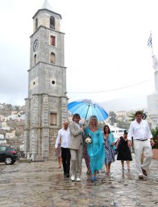 17-09-2009 SHOWBIZZ; MANUELA KEMP EN TJERK LAMMERS GETROUWD IN SYMI GRIEKENLAND. Het was een droomhuwelijk in de Middellandse zee met een aantal kleurrijke gasten waaronder Frederique Spigt, Xandra en Lola Brood, Henk Temming en Henk en Louise Schiffmacher.De Griekse god van het weer Apollo was hun goed gezind en gaf hun deze dag alle sferen die mogelijk waren, regen,zon,bewolkt en daarna een prachtige blauwe lucht met wederom veel zon. De officieuze ambtenaar Henk Schiffmacher voltrok de huwelijksvoltrekking zoals geen ander dat zo doen op het prachtige Agios Marina eiland. Al met al een zeer bijzonder feest dat tot de late uurtjes werd afgesloten met nog een flesje Champie. Het bijzondere feestelijke verhaal vindt u deze week in weekblad Prive opgetekend door Jordy de Reus.
foto: Albert den Iseger.