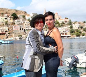 17-09-2009 SHOWBIZZ; MANUELA KEMP EN TJERK LAMMERS GETROUWD IN SYMI GRIEKENLAND. Het was een droomhuwelijk in de Middellandse zee met een aantal kleurrijke gasten waaronder Frederique Spigt, Xandra en Lola Brood, Henk Temming en Henk en Louise Schiffmacher.De Griekse god van het weer Apollo was hun goed gezind en gaf hun deze dag alle sferen die mogelijk waren, regen,zon,bewolkt en daarna een prachtige blauwe lucht met wederom veel zon. De officieuze ambtenaar Henk Schiffmacher voltrok de huwelijksvoltrekking zoals geen ander dat zo doen op het prachtige Agios Marina eiland. Al met al een zeer bijzonder feest dat tot de late uurtjes werd afgesloten met nog een flesje Champie. Het bijzondere feestelijke verhaal vindt u deze week in weekblad Prive opgetekend door Jordy de Reus.
foto: Albert den Iseger.