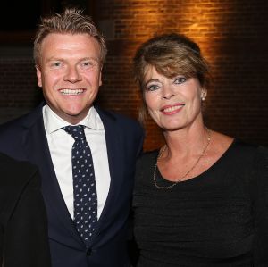 24-09-2015 SHOWBIZZ; BASTIAAN RAGAS OP DE PLANKEN MET ANNE-MARIE JUNG EN LIENEKE LE ROUX. Zij is de Baas, heet de nieuwe theatervoorstelling van Bastiaan Ragas en de Rode Boksbal. En nieuwe voorstelling over SEX, LIEFDE, LEEFTIJD en de nodige AMBITIE. Deze voorstelling gaat 25 Oktober in premiere.
foto: Albert den Iseger