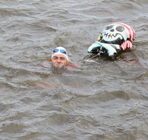 06-09-2015 SHOWBIZZ; MARISKA BAUER ZWEMT MEE MET AMSTERDAM CITY SWIM VOOR A.L.S. Frans was haar coach en schreeuwde haar naar de finish toe. Wat een prestatie van alle BN ers die mee deden.  Mariska Bauer en haar team, Sophie Hilbrand, Mariska Hulscher,Kees van der Spek, Beau van erven Dorens, Ruud Feldkamp, Robert Schumacher en natuurlijk Pieter van den Hoogenband.
foto: Albert den Iseger.