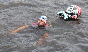 06-09-2015 SHOWBIZZ; MARISKA BAUER ZWEMT MEE MET AMSTERDAM CITY SWIM VOOR A.L.S. Frans was haar coach en schreeuwde haar naar de finish toe. Wat een prestatie van alle BN ers die mee deden.  Mariska Bauer en haar team, Sophie Hilbrand, Mariska Hulscher,Kees van der Spek, Beau van erven Dorens, Ruud Feldkamp, Robert Schumacher en natuurlijk Pieter van den Hoogenband.
foto: Albert den Iseger.