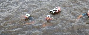 06-09-2015 SHOWBIZZ; MARISKA BAUER ZWEMT MEE MET AMSTERDAM CITY SWIM VOOR A.L.S. Frans was haar coach en schreeuwde haar naar de finish toe. Wat een prestatie van alle BN ers die mee deden.  Mariska Bauer en haar team, Sophie Hilbrand, Mariska Hulscher,Kees van der Spek, Beau van erven Dorens, Ruud Feldkamp, Robert Schumacher en natuurlijk Pieter van den Hoogenband.
foto: Albert den Iseger.