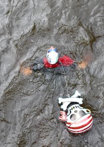 06-09-2015 SHOWBIZZ; MARISKA BAUER ZWEMT MEE MET AMSTERDAM CITY SWIM VOOR A.L.S. Frans was haar coach en schreeuwde haar naar de finish toe. Wat een prestatie van alle BN ers die mee deden.  Mariska Bauer en haar team, Sophie Hilbrand, Mariska Hulscher,Kees van der Spek, Beau van erven Dorens, Ruud Feldkamp, Robert Schumacher en natuurlijk Pieter van den Hoogenband.
foto: Albert den Iseger.