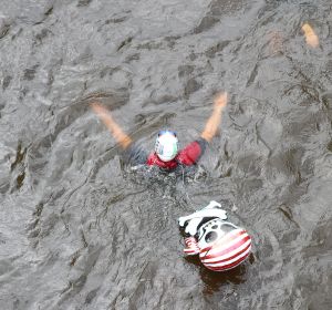 06-09-2015 SHOWBIZZ; MARISKA BAUER ZWEMT MEE MET AMSTERDAM CITY SWIM VOOR A.L.S. Frans was haar coach en schreeuwde haar naar de finish toe. Wat een prestatie van alle BN ers die mee deden.  Mariska Bauer en haar team, Sophie Hilbrand, Mariska Hulscher,Kees van der Spek, Beau van erven Dorens, Ruud Feldkamp, Robert Schumacher en natuurlijk Pieter van den Hoogenband.
foto: Albert den Iseger.