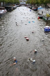 06-09-2015 SHOWBIZZ; MARISKA BAUER ZWEMT MEE MET AMSTERDAM CITY SWIM VOOR A.L.S. Frans was haar coach en schreeuwde haar naar de finish toe. Wat een prestatie van alle BN ers die mee deden.  Mariska Bauer en haar team, Sophie Hilbrand, Mariska Hulscher,Kees van der Spek, Beau van erven Dorens, Ruud Feldkamp, Robert Schumacher en natuurlijk Pieter van den Hoogenband.
foto: Albert den Iseger.