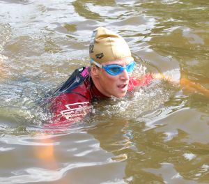 06-09-2015 SHOWBIZZ; MARISKA BAUER ZWEMT MEE MET AMSTERDAM CITY SWIM VOOR A.L.S. Frans was haar coach en schreeuwde haar naar de finish toe. Wat een prestatie van alle BN ers die mee deden.  Mariska Bauer en haar team, Sophie Hilbrand, Mariska Hulscher,Kees van der Spek, Beau van erven Dorens, Ruud Feldkamp, Robert Schumacher en natuurlijk Pieter van den Hoogenband.
foto: Albert den Iseger.