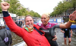 06-09-2015 SHOWBIZZ; MARISKA BAUER ZWEMT MEE MET AMSTERDAM CITY SWIM VOOR A.L.S. Frans was haar coach en schreeuwde haar naar de finish toe. Wat een prestatie van alle BN ers die mee deden.  Mariska Bauer en haar team, Sophie Hilbrand, Mariska Hulscher,Kees van der Spek, Beau van erven Dorens, Ruud Feldkamp, Robert Schumacher en natuurlijk Pieter van den Hoogenband.
foto: Albert den Iseger.