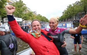 06-09-2015 SHOWBIZZ; MARISKA BAUER ZWEMT MEE MET AMSTERDAM CITY SWIM VOOR A.L.S. Frans was haar coach en schreeuwde haar naar de finish toe. Wat een prestatie van alle BN ers die mee deden.  Mariska Bauer en haar team, Sophie Hilbrand, Mariska Hulscher,Kees van der Spek, Beau van erven Dorens, Ruud Feldkamp, Robert Schumacher en natuurlijk Pieter van den Hoogenband.
foto: Albert den Iseger.