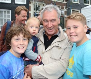 06-09-2015 SHOWBIZZ; MARISKA BAUER ZWEMT MEE MET AMSTERDAM CITY SWIM VOOR A.L.S. Frans was haar coach en schreeuwde haar naar de finish toe. Wat een prestatie van alle BN ers die mee deden.  Mariska Bauer en haar team, Sophie Hilbrand, Mariska Hulscher,Kees van der Spek, Beau van erven Dorens, Ruud Feldkamp, Robert Schumacher en natuurlijk Pieter van den Hoogenband.
foto: Albert den Iseger.