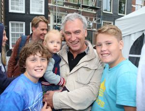 06-09-2015 SHOWBIZZ; MARISKA BAUER ZWEMT MEE MET AMSTERDAM CITY SWIM VOOR A.L.S. Frans was haar coach en schreeuwde haar naar de finish toe. Wat een prestatie van alle BN ers die mee deden.  Mariska Bauer en haar team, Sophie Hilbrand, Mariska Hulscher,Kees van der Spek, Beau van erven Dorens, Ruud Feldkamp, Robert Schumacher en natuurlijk Pieter van den Hoogenband.
foto: Albert den Iseger.