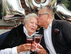 31-08-2015 SHOWBIZZ; JOOP BRAAKHEKKE ZIJN MODER LOUISE VANDAAG 105 JAAR.
foto: Albert den Iseger