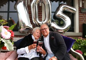 31-08-2015 SHOWBIZZ; JOOP BRAAKHEKKE ZIJN MODER LOUISE VANDAAG 105 JAAR.
foto: Albert den Iseger