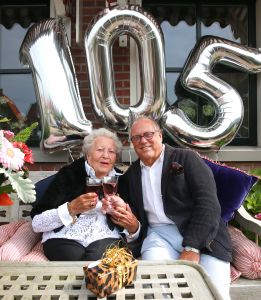 31-08-2015 SHOWBIZZ; JOOP BRAAKHEKKE ZIJN MODER LOUISE VANDAAG 105 JAAR.
foto: Albert den Iseger