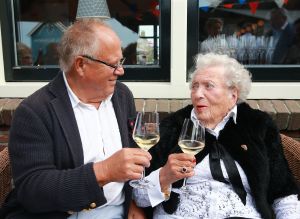 31-08-2015 SHOWBIZZ; JOOP BRAAKHEKKE ZIJN MODER LOUISE VANDAAG 105 JAAR.
foto: Albert den Iseger