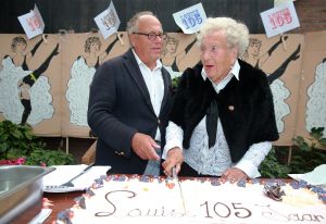 31-08-2015 SHOWBIZZ; JOOP BRAAKHEKKE ZIJN MODER LOUISE VANDAAG 105 JAAR.
fot31-08-2015 SHOWBIZZ; JOOP BRAAKHEKKE ZIJN MODER LOUISE VANDAAG 105 JAAR.
foto: Albert den Isegero: Albert den Iseger