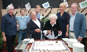 31-08-2015 SHOWBIZZ; JOOP BRAAKHEKKE ZIJN MODER LOUISE VANDAAG 105 JAAR.
foto: Albert den Iseger