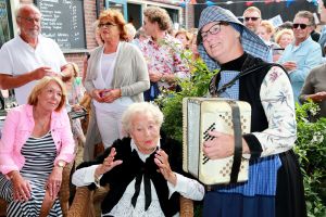 31-08-2015 SHOWBIZZ; JOOP BRAAKHEKKE ZIJN MODER LOUISE VANDAAG 105 JAAR.
foto: Albert den Iseger