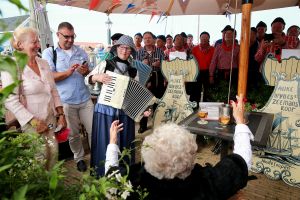 31-08-2015 SHOWBIZZ; JOOP BRAAKHEKKE ZIJN MODER LOUISE VANDAAG 105 JAAR.
foto: Albert den Iseger