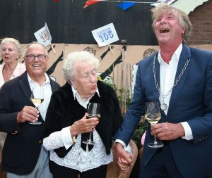 31-08-2015 SHOWBIZZ; JOOP BRAAKHEKKE ZIJN MODER LOUISE VANDAAG 105 JAAR.
foto: Albert den Iseger