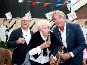 31-08-2015 SHOWBIZZ; JOOP BRAAKHEKKE ZIJN MODER LOUISE VANDAAG 105 JAAR.
foto: Albert den Iseger