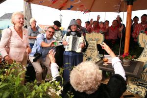 31-08-2015 SHOWBIZZ; JOOP BRAAKHEKKE ZIJN MODER LOUISE VANDAAG 105 JAAR.
foto: Albert den Iseger