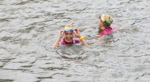 06-09-2015 SHOWBIZZ; MARISKA BAUER ZWEMT MEE MET AMSTERDAM CITY SWIM VOOR A.L.S. Frans was haar coach en schreeuwde haar naar de finish toe. Wat een prestatie van alle BN ers die mee deden.  Mariska Bauer en haar team, Sophie Hilbrand, Mariska Hulscher,Kees van der Spek, Beau van erven Dorens, Ruud Feldkamp, Robert Schumacher en natuurlijk Pieter van den Hoogenband.
foto: Albert den Iseger.