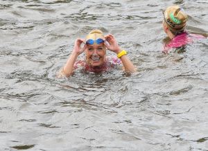 06-09-2015 SHOWBIZZ; MARISKA BAUER ZWEMT MEE MET AMSTERDAM CITY SWIM VOOR A.L.S. Frans was haar coach en schreeuwde haar naar de finish toe. Wat een prestatie van alle BN ers die mee deden.  Mariska Bauer en haar team, Sophie Hilbrand, Mariska Hulscher,Kees van der Spek, Beau van erven Dorens, Ruud Feldkamp, Robert Schumacher en natuurlijk Pieter van den Hoogenband.
foto: Albert den Iseger.