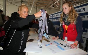 06-09-2015 SHOWBIZZ; MARISKA BAUER ZWEMT MEE MET AMSTERDAM CITY SWIM VOOR A.L.S. Frans was haar coach en schreeuwde haar naar de finish toe. Wat een prestatie van alle BN ers die mee deden.  Mariska Bauer en haar team, Sophie Hilbrand, Mariska Hulscher,Kees van der Spek, Beau van erven Dorens, Ruud Feldkamp, Robert Schumacher en natuurlijk Pieter van den Hoogenband.
foto: Albert den Iseger.