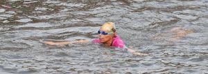 06-09-2015 SHOWBIZZ; MARISKA BAUER ZWEMT MEE MET AMSTERDAM CITY SWIM VOOR A.L.S. Frans was haar coach en schreeuwde haar naar de finish toe. Wat een prestatie van alle BN ers die mee deden.  Mariska Bauer en haar team, Sophie Hilbrand, Mariska Hulscher,Kees van der Spek, Beau van erven Dorens, Ruud Feldkamp, Robert Schumacher en natuurlijk Pieter van den Hoogenband.
foto: Albert den Iseger.