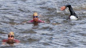 06-09-2015 SHOWBIZZ; MARISKA BAUER ZWEMT MEE MET AMSTERDAM CITY SWIM VOOR A.L.S. Frans was haar coach en schreeuwde haar naar de finish toe. Wat een prestatie van alle BN ers die mee deden.  Mariska Bauer en haar team, Sophie Hilbrand, Mariska Hulscher,Kees van der Spek, Beau van erven Dorens, Ruud Feldkamp, Robert Schumacher en natuurlijk Pieter van den Hoogenband.
foto: Albert den Iseger.