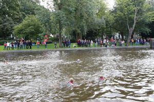 06-09-2015 SHOWBIZZ; MARISKA BAUER ZWEMT MEE MET AMSTERDAM CITY SWIM VOOR A.L.S. Frans was haar coach en schreeuwde haar naar de finish toe. Wat een prestatie van alle BN ers die mee deden.  Mariska Bauer en haar team, Sophie Hilbrand, Mariska Hulscher,Kees van der Spek, Beau van erven Dorens, Ruud Feldkamp, Robert Schumacher en natuurlijk Pieter van den Hoogenband.
foto: Albert den Iseger.