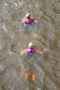 06-09-2015 SHOWBIZZ; MARISKA BAUER ZWEMT MEE MET AMSTERDAM CITY SWIM VOOR A.L.S. Frans was haar coach en schreeuwde haar naar de finish toe. Wat een prestatie van alle BN ers die mee deden.  Mariska Bauer en haar team, Sophie Hilbrand, Mariska Hulscher,Kees van der Spek, Beau van erven Dorens, Ruud Feldkamp, Robert Schumacher en natuurlijk Pieter van den Hoogenband.
foto: Albert den Iseger.