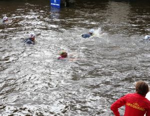 06-09-2015 SHOWBIZZ; MARISKA BAUER ZWEMT MEE MET AMSTERDAM CITY SWIM VOOR A.L.S. Frans was haar coach en schreeuwde haar naar de finish toe. Wat een prestatie van alle BN ers die mee deden.  Mariska Bauer en haar team, Sophie Hilbrand, Mariska Hulscher,Kees van der Spek, Beau van erven Dorens, Ruud Feldkamp, Robert Schumacher en natuurlijk Pieter van den Hoogenband.
foto: Albert den Iseger.