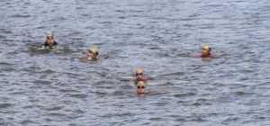 06-09-2015 SHOWBIZZ; MARISKA BAUER ZWEMT MEE MET AMSTERDAM CITY SWIM VOOR A.L.S. Frans was haar coach en schreeuwde haar naar de finish toe. Wat een prestatie van alle BN ers die mee deden.  Mariska Bauer en haar team, Sophie Hilbrand, Mariska Hulscher,Kees van der Spek, Beau van erven Dorens, Ruud Feldkamp, Robert Schumacher en natuurlijk Pieter van den Hoogenband.
foto: Albert den Iseger.