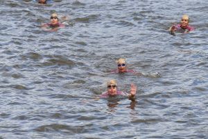 06-09-2015 SHOWBIZZ; MARISKA BAUER ZWEMT MEE MET AMSTERDAM CITY SWIM VOOR A.L.S. Frans was haar coach en schreeuwde haar naar de finish toe. Wat een prestatie van alle BN ers die mee deden.  Mariska Bauer en haar team, Sophie Hilbrand, Mariska Hulscher,Kees van der Spek, Beau van erven Dorens, Ruud Feldkamp, Robert Schumacher en natuurlijk Pieter van den Hoogenband.
foto: Albert den Iseger.