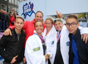 06-09-2015 SHOWBIZZ; MARISKA BAUER ZWEMT MEE MET AMSTERDAM CITY SWIM VOOR A.L.S. Frans was haar coach en schreeuwde haar naar de finish toe. Wat een prestatie van alle BN ers die mee deden.  Mariska Bauer en haar team, Sophie Hilbrand, Mariska Hulscher,Kees van der Spek, Beau van erven Dorens, Ruud Feldkamp, Robert Schumacher en natuurlijk Pieter van den Hoogenband.
foto: Albert den Iseger.