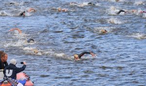 06-09-2015 SHOWBIZZ; MARISKA BAUER ZWEMT MEE MET AMSTERDAM CITY SWIM VOOR A.L.S. Frans was haar coach en schreeuwde haar naar de finish toe. Wat een prestatie van alle BN ers die mee deden.  Mariska Bauer en haar team, Sophie Hilbrand, Mariska Hulscher,Kees van der Spek, Beau van erven Dorens, Ruud Feldkamp, Robert Schumacher en natuurlijk Pieter van den Hoogenband.
foto: Albert den Iseger.