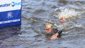 06-09-2015 SHOWBIZZ; MARISKA BAUER ZWEMT MEE MET AMSTERDAM CITY SWIM VOOR A.L.S. Frans was haar coach en schreeuwde haar naar de finish toe. Wat een prestatie van alle BN ers die mee deden.  Mariska Bauer en haar team, Sophie Hilbrand, Mariska Hulscher,Kees van der Spek, Beau van erven Dorens, Ruud Feldkamp, Robert Schumacher en natuurlijk Pieter van den Hoogenband.
foto: Albert den Iseger.