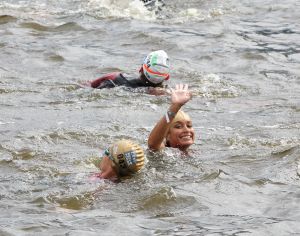 06-09-2015 SHOWBIZZ; MARISKA BAUER ZWEMT MEE MET AMSTERDAM CITY SWIM VOOR A.L.S. Frans was haar coach en schreeuwde haar naar de finish toe. Wat een prestatie van alle BN ers die mee deden.  Mariska Bauer en haar team, Sophie Hilbrand, Mariska Hulscher,Kees06-09-2015 SHOWBIZZ; MARISKA BAUER ZWEMT MEE MET AMSTERDAM CITY SWIM VOOR A.L.S. Frans was haar coach en schreeuwde haar naar de finish toe. Wat een prestatie van alle BN ers die mee deden.  Mariska Bauer en haar team, Sophie Hilbrand, Mariska Hulscher,Kees van der Spek, Beau van erven Dorens, Ruud Feldkamp, Robert Schumacher en natuurlijk Pieter van den Hoogenband.
foto: Albert den Iseger.lijk Pieter van den Hoogenband.
foto: Albert den Iseger.