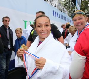 06-09-2015 SHOWBIZZ; MARISKA BAUER ZWEMT MEE MET AMSTERDAM CITY SWIM VOOR A.L.S. Frans was haar coach en schreeuwde haar naar de finish toe. Wat een prestatie van alle BN ers die mee deden.  Mariska Bauer en haar team, Sophie Hilbrand, Mariska Hulscher,Kees van der Spek, Beau van erven Dorens, Ruud Feldkamp, Robert Schumacher en natuurlijk Pieter van den Hoogenband.
foto: Albert den Iseger.