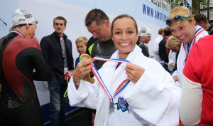 06-09-2015 SHOWBIZZ; MARISKA BAUER ZWEMT MEE MET AMSTERDAM CITY SWIM VOOR A.L.S. Frans was haar coach en schreeuwde haar naar de finish toe. Wat een prestatie van alle BN ers die mee deden.  Mariska Bauer en haar team, Sophie Hilbrand, Mariska Hulscher,Kees van der Spek, Beau van erven Dorens, Ruud Feldkamp, Robert Schumacher en natuurlijk Pieter van den Hoogenband.
foto: Albert den Iseger.