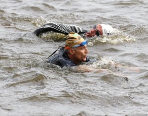 06-09-2015 SHOWBIZZ; MARISKA BAUER ZWEMT MEE MET AMSTERDAM CITY SWIM VOOR A.L.S. Frans was haar coach en schreeuwde haar naar de finish toe. Wat een prestatie van alle BN ers die mee deden.  Mariska Bauer en haar team, Sophie Hilbrand, Mariska Hulscher,Kees van der Spek, Beau van erven Dorens, Ruud Feldkamp, Robert Schumacher en natuurlijk Pieter van den Hoogenband.
foto: Albert den Iseger.