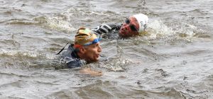 06-09-2015 SHOWBIZZ; MARISKA BAUER ZWEMT MEE MET AMSTERDAM CITY SWIM VOOR A.L.S. Frans was haar coach en schreeuwde haar naar de finish toe. Wat een prestatie van alle BN ers die mee deden.  Mariska Bauer en haar team, Sophie Hilbrand, Mariska Hulscher,Kees van der Spek, Beau van erven Dorens, Ruud Feldkamp, Robert Schumacher en natuurlijk Pieter van den Hoogenband.
foto: Albert den Iseger.