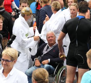 06-09-2015 SHOWBIZZ; MARISKA BAUER ZWEMT MEE MET AMSTERDAM CITY SWIM VOOR A.L.S. Frans was haar coach en schreeuwde haar naar de finish toe. Wat een prestatie van alle BN ers die mee deden.  Mariska Bauer en haar team, Sophie Hilbrand, Mariska Hulscher,Kees van der Spek, Beau van erven Dorens, Ruud Feldkamp, Robert Schumacher en natuurlijk Pieter van den Hoogenband.
foto: Albert den Iseger.