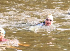 06-09-2015 SHOWBIZZ; MARISKA BAUER ZWEMT MEE MET AMSTERDAM CITY SWIM VOOR A.L.S. Frans was haar coach en schreeuwde haar naar de finish toe. Wat een prestatie van alle BN ers die mee deden.  Mariska Bauer en haar team, Sophie Hilbrand, Mariska Hulscher,Kees van der Spek, Beau van erven Dorens, Ruud Feldkamp, Robert Schumacher en natuurlijk Pieter van den Hoogenband.
foto: Albert den Iseger.