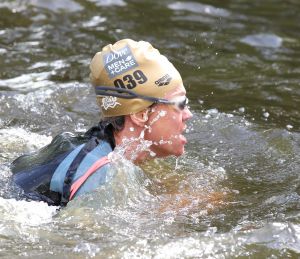 06-09-2015 SHOWBIZZ; MARISKA BAUER ZWEMT MEE MET AMSTERDAM CITY SWIM VOOR A.L.S. Frans was haar coach en schreeuwde haar naar de finish toe. Wat een prestatie van alle BN ers die mee deden.  Mariska Bauer en haar team, Sophie Hilbrand, Mariska Hulscher,Kees van der Spek, Beau van erven Dorens, Ruud Feldkamp, Robert Schumacher en natuurlijk Pieter van den Hoogenband.
foto: Albert den Iseger.